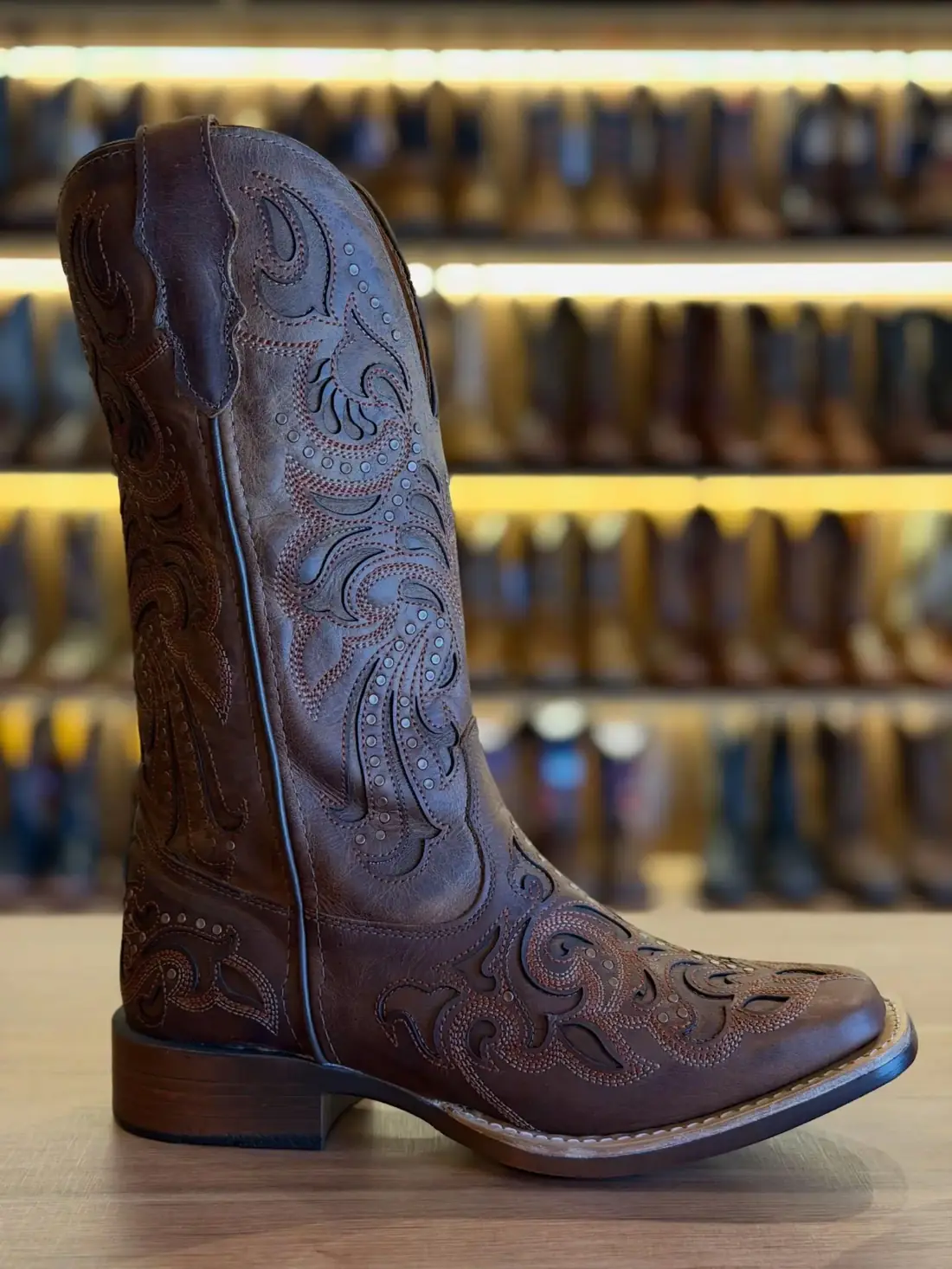 Bota Country de Cano Alto Marrom com Bordados, Recortes e Tachas — miniatura 2