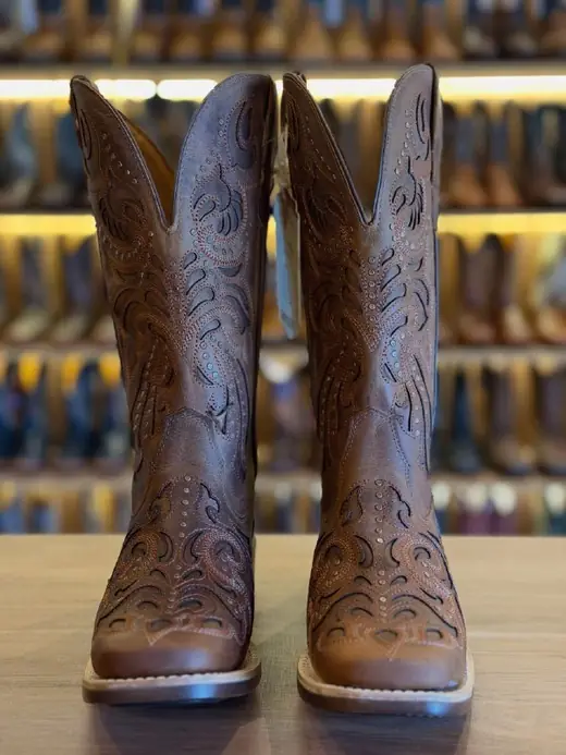 Bota Country de Cano Alto Marrom com Bordados, Recortes e Tachas