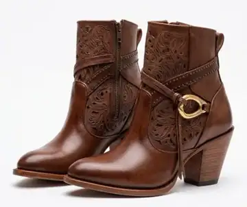Bota Ankle Boot Feminina em Couro Marrom – Detalhes Vazados e Fivela Dourada