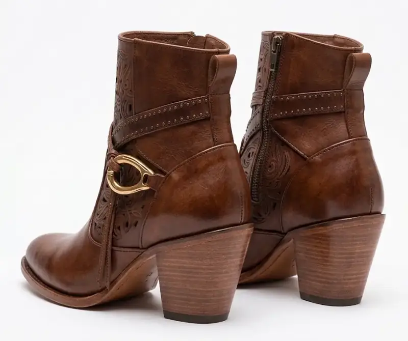 Bota Ankle Boot Feminina em Couro Marrom – Detalhes Vazados e Fivela Dourada — miniatura 2