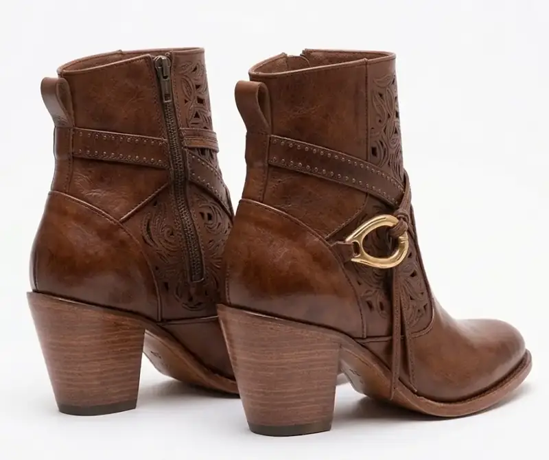 Bota Ankle Boot Feminina em Couro Marrom – Detalhes Vazados e Fivela Dourada — miniatura 3