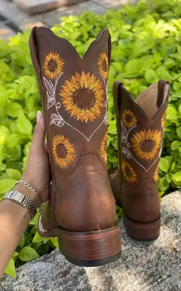 Bota Texana Feminina em Couro Marrom – Bordado Girassol — miniatura 3