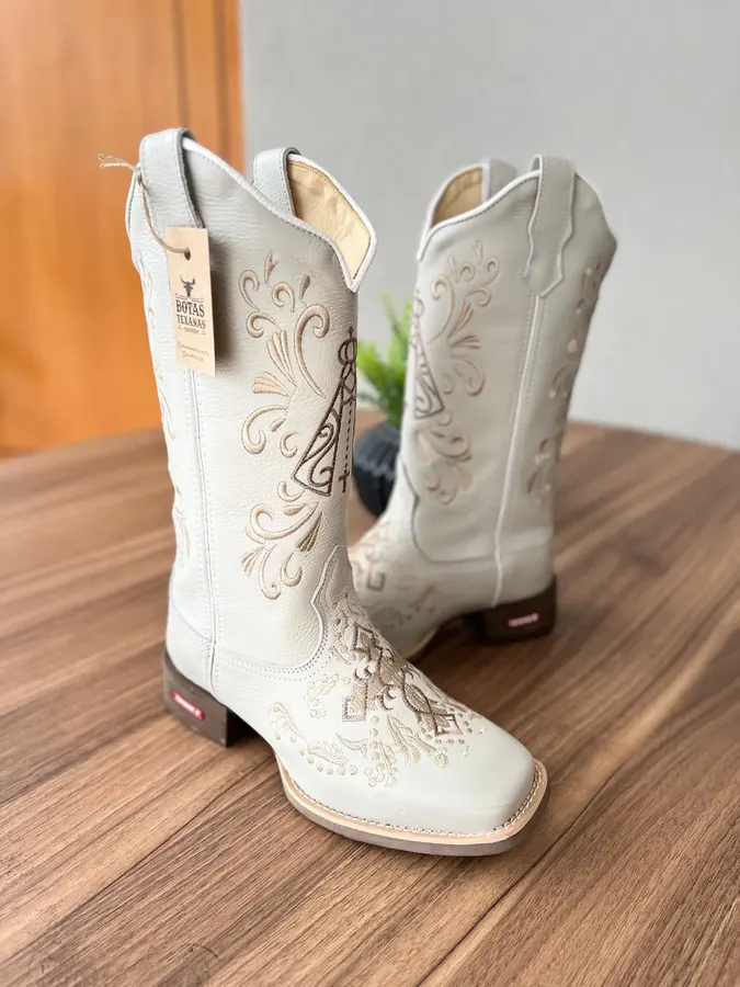 Bota Texana Maria em Couro Off-White – Bordado Padroeira — foto 1